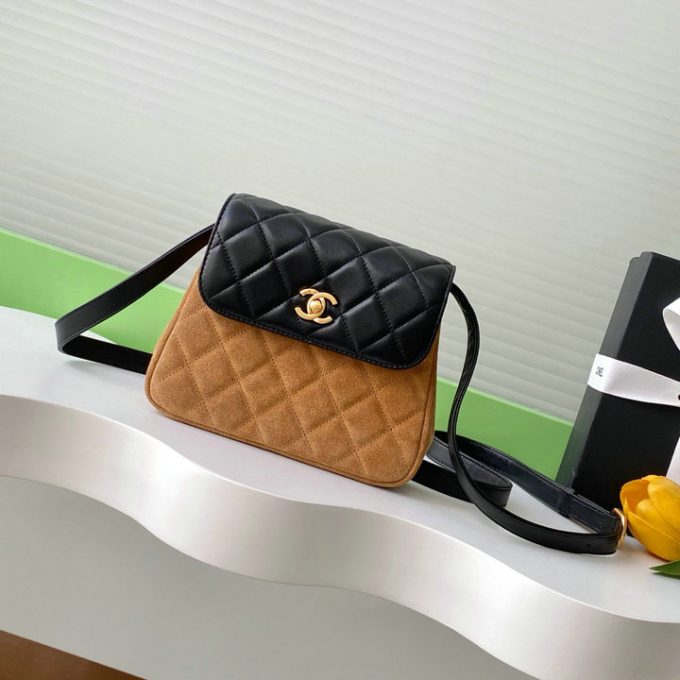 シャネル 2025年 スモール ショルダーバッグ CHANEL スマートフォンかばん スエード レディース